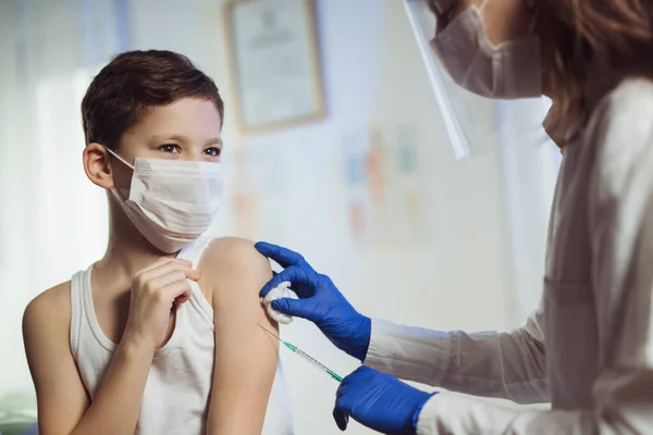 Παιδίατρος Κάνει Εμβολιασμό Χαριτωμένο Καυκάσιο Αγόρι Φοράνε Προστατευτικές Μάσκες Προσώπου — Φωτογραφία Αρχείου