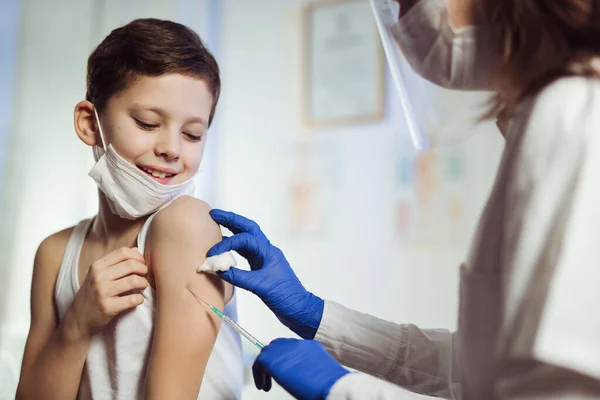 Pediatra Hace Vacunación Lindo Caucásico Boy Están Usando Una Mascarilla — Foto de Stock