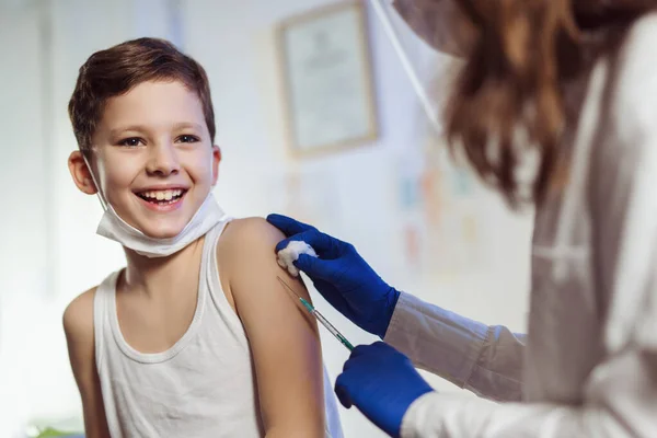 Pediatra Vaccinazione Simpatico Ragazzo Caucasico Indossano Una Maschera Protettiva — Foto Stock