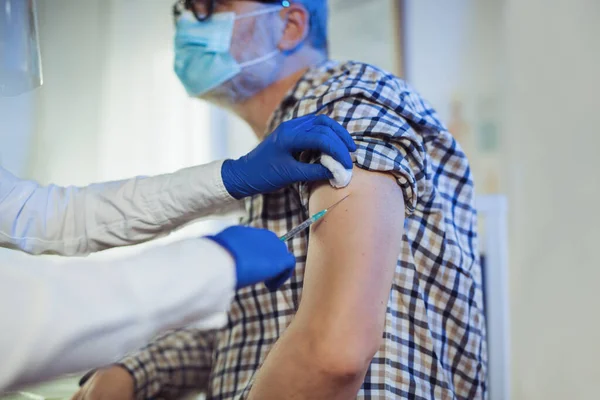 Young Woman Nurse Surgical Mask Face Shild Giving Injection Senior — Stock Photo, Image