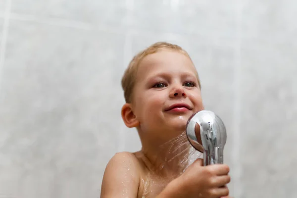 Roztomilý Šťastný Úsměv Legrační Svlečený Chlapec Dítě Blond Vlasy Při — Stock fotografie