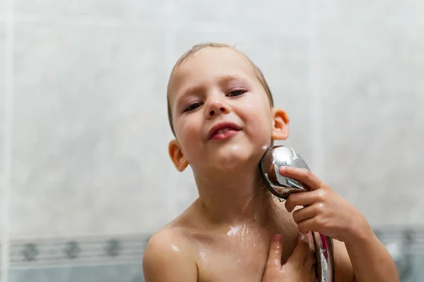 Roztomilý Šťastný Úsměv Legrační Svlečený Chlapec Dítě Blond Vlasy Při — Stock fotografie