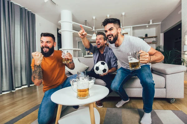 Glückliche Freunde Und Fußballfans Sehen Fußball Fernsehen Und Feiern Den — Stockfoto