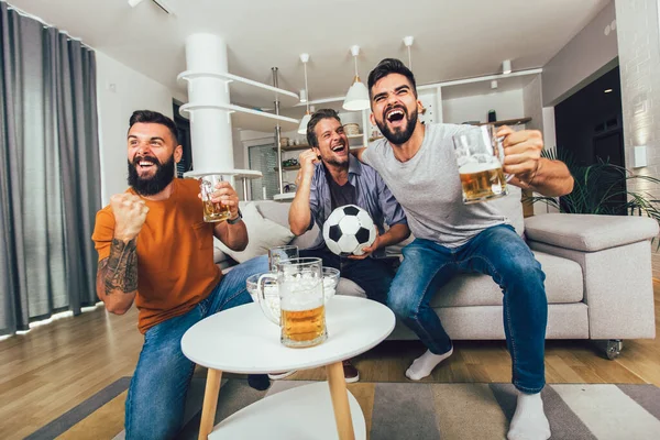 Gruppe Von Fußballfans Sieht Fußballspiel Fernsehen Und Feiert Tor — Stockfoto