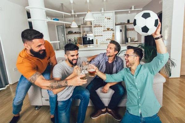 Szczęśliwi Przyjaciele Fani Piłki Nożnej Oglądania Piłki Nożnej Telewizji Świętowanie — Zdjęcie stockowe