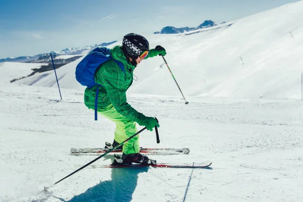 Dağlarda Kayakçı Kayak Merkezinin Kayak Sporcusu Kış Tatili Spor Konsepti — Stok fotoğraf