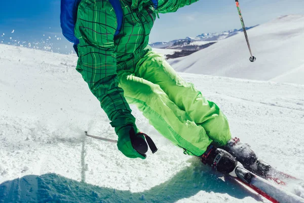 Skifahrer Den Bergen Professionelle Skifahrer Sportler Skifahren Des Skiortes Winterurlaub — Stockfoto
