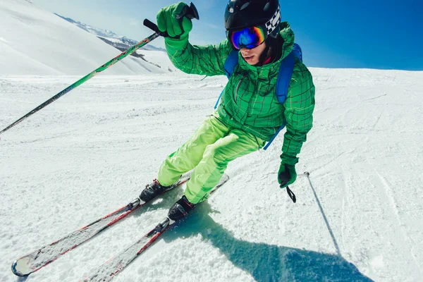 Esquiador Las Montañas Esquiador Profesional Atleta Esquí Estación Esquí Vacaciones —  Fotos de Stock
