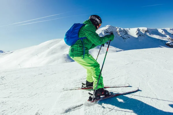 Skidåkare Bergen Professionell Skidåkare Skidåkning Skidort Vinter Semester Och Sport — Stockfoto