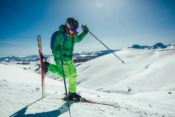 Młody Atleta Freestyle Skier Zabawy Podczas Biegania Dół Pięknym Krajobrazie — Zdjęcie stockowe