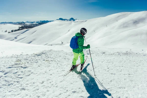 Młody Atleta Freestyle Skier Zabawy Podczas Biegania Dół Pięknym Krajobrazie — Zdjęcie stockowe