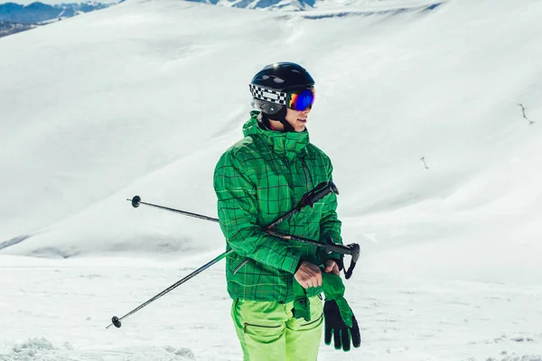 Jeune Athlète Freestyle Skieur Amuser Descendant Dans Beau Paysage Par — Photo