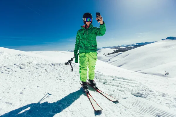 Ung Idrottsman Freestyle Skidåkare Kul Samtidigt Som Kör Utför Vackert — Stockfoto