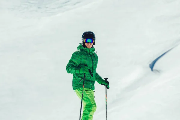 Ung Idrottsman Freestyle Skidåkare Har Kul Samtidigt Som Springer Utför — Stockfoto