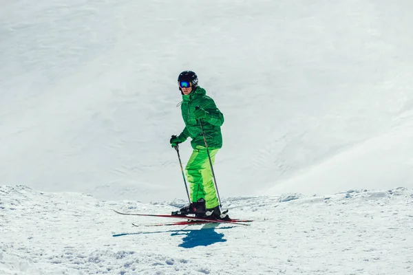 Joven Atleta Freestyle Esquiador Divertirse Mientras Corre Cuesta Abajo Hermoso —  Fotos de Stock