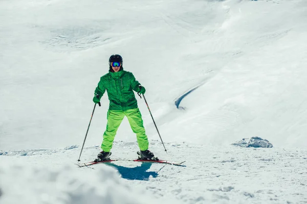 Młody Atleta Freestyle Skier Zabawy Podczas Biegania Dół Pięknym Krajobrazie — Zdjęcie stockowe