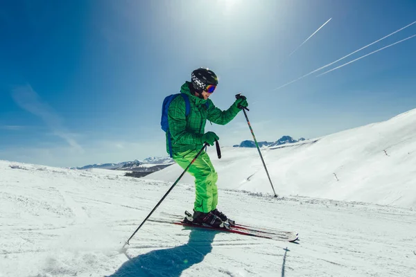 Skidåkare Bergen Professionell Skidåkare Skidåkning Skidort Vinter Semester Och Sport — Stockfoto