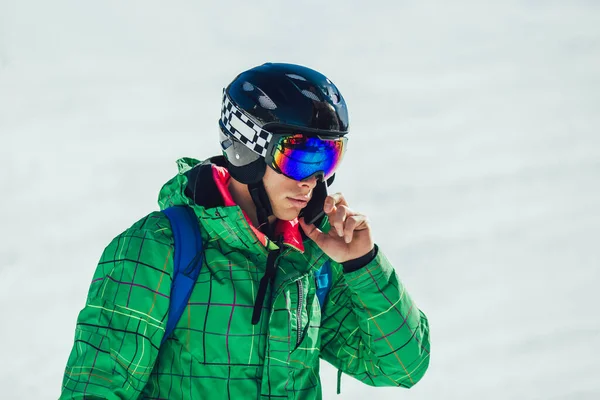 Junge Freestyle Skirennläuferin Telefoniert Sonnigem Wintertag — Stockfoto