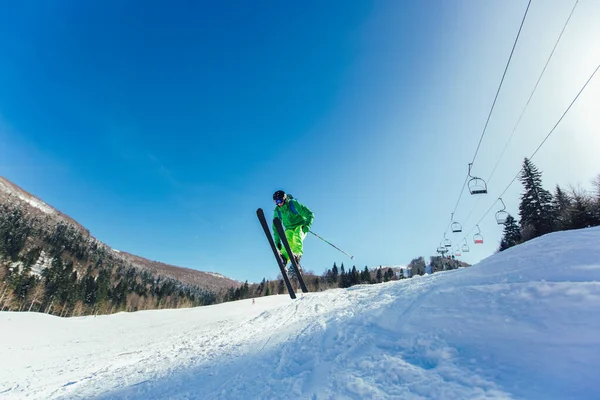 Esquiador Nas Montanhas Ski Atleta Profissional Esquiador Estância Esqui Férias — Fotografia de Stock