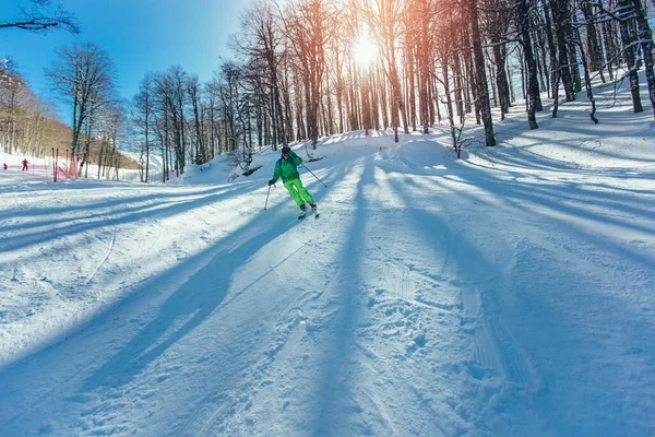 山の中のスキーヤー スキーリゾートのプロのスキー選手スキー 冬の休暇とスポーツの概念 — ストック写真