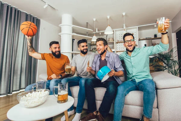 Feliz Macho Amigos Vistiendo Cara Negra Máscara Protectora Viendo Baloncesto —  Fotos de Stock