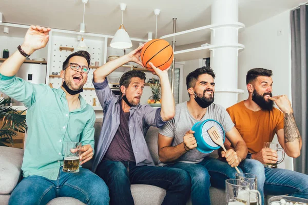 Boldog Férfi Barátok Visel Fekete Arc Védő Maszk Néz Kosárlabda — Stock Fotó