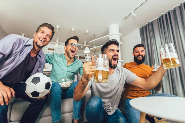 Amigos Varones Felices Aficionados Fútbol Viendo Fútbol Televisión Celebrando Victoria —  Fotos de Stock