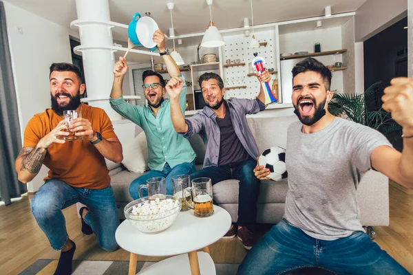 Feliz Masculino Amigos Com Vuvuzela Vestindo Preto Máscara Protetora Assistindo — Fotografia de Stock