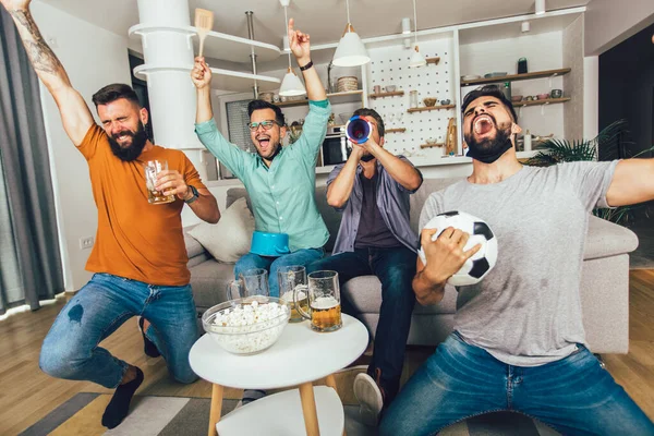 Feliz Masculino Amigos Com Vuvuzela Vestindo Preto Máscara Protetora Assistindo — Fotografia de Stock