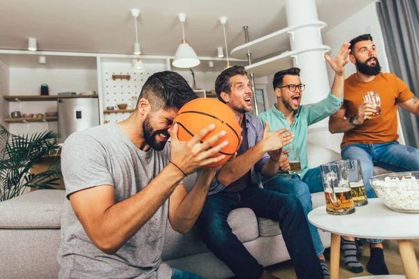 Glückliche Freunde Oder Basketballfans Sehen Basketballspiel Fernsehen Und Feiern Sieg — Stockfoto