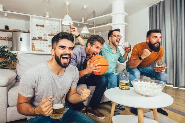 Szczęśliwi Przyjaciele Lub Miłośnicy Koszykówki Oglądając Mecz Koszykówki Telewizji Świętując — Zdjęcie stockowe