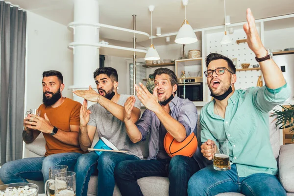 Feliz Macho Amigos Vistiendo Cara Negra Máscara Protectora Viendo Baloncesto —  Fotos de Stock