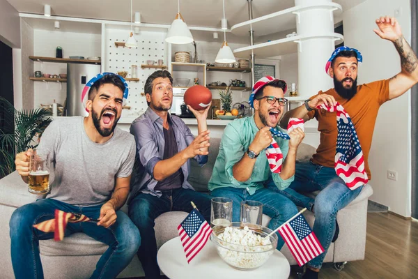 Emocionados Amigos Masculinos Animando Mientras Ven Partido Fútbol Americano Sofá —  Fotos de Stock