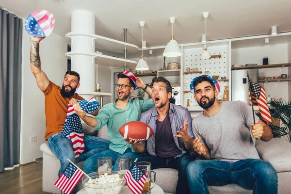 Aufgeregte Männliche Freunde Jubeln Während Sie Ein American Football Spiel — Stockfoto