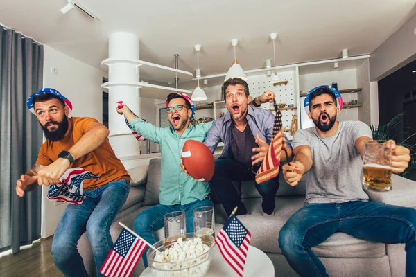 Heyecanlı Erkek Arkadaşlar Evdeki Kanepede Amerikan Futbolu Maçı Izlerken Tezahürat — Stok fotoğraf