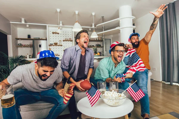 Emocionados Amigos Masculinos Animando Mientras Ven Partido Fútbol Americano Sofá —  Fotos de Stock