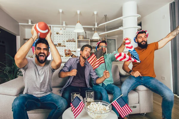 Nadšení Mužští Přátelé Jásající Při Sledování Amerického Fotbalového Utkání Pohovce — Stock fotografie