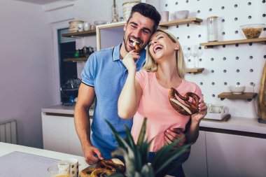 Mutlu çift kahvaltıda birlikte eğleniyor..