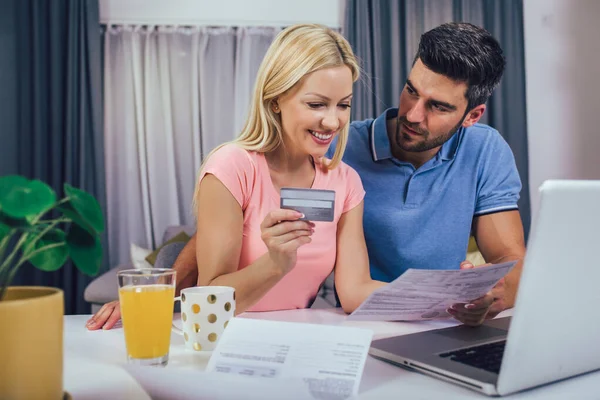 Happy Couple Home Paying Bills Laptop Credit Card — Stock Photo, Image