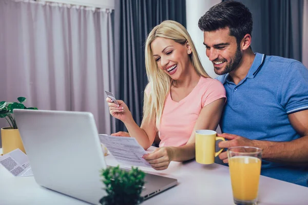 Ευτυχισμένο Ζευγάρι Στο Σπίτι Που Πληρώνει Λογαριασμούς Laptop Και Πιστωτική — Φωτογραφία Αρχείου