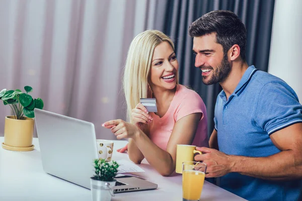 Glada Par Hemma Betalar Räkningar Med Laptop Och Kreditkort — Stockfoto