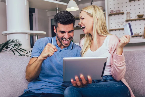 Pareja Joven Comprando Internet Usando Tableta Digital Tarjeta Crédito — Foto de Stock