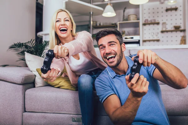 Hermosa Pareja Joven Jugando Videojuegos Casa —  Fotos de Stock