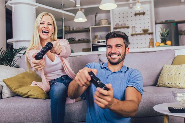 Hermosa Pareja Joven Jugando Videojuegos Casa —  Fotos de Stock