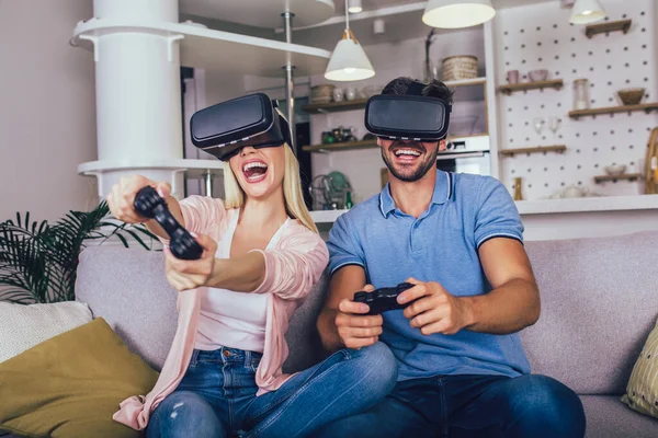 Glada Par Som Spelar Spel Med Virtual Reality Glasögon Unga — Stockfoto
