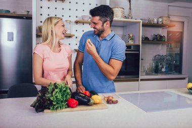 Mutlu çift evlerindeki mutfaklarında öğle yemeği yiyorlar.