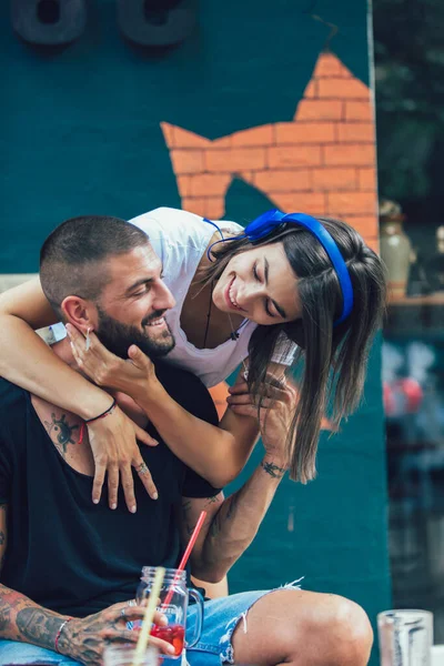 Feliz Casal Amoroso Com Fones Ouvido Compartilhando Música Café — Fotografia de Stock