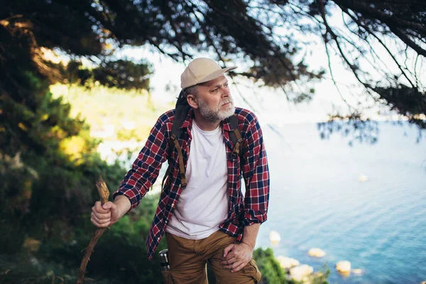 Volwassen Man Wandelen Aan Zee Natuur Verkennen — Stockfoto