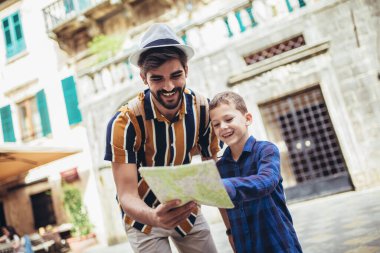 Yakışıklı adam ve küçük oğlu haritayla tatile çıkıyorlar..