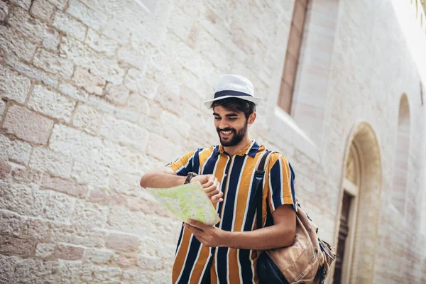 Gelukkig Toerist Met Rugzak Maakt Reizen Door Stad Maakt Gebruik — Stockfoto